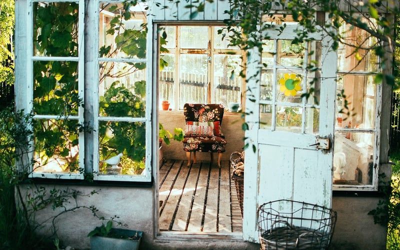 Astuces 2026 : rénover une vieille chaise en bois avec style et créativité