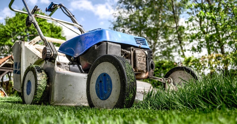 Astuces pour entretenir sa tondeuse électrique et prolonger sa durée de vie