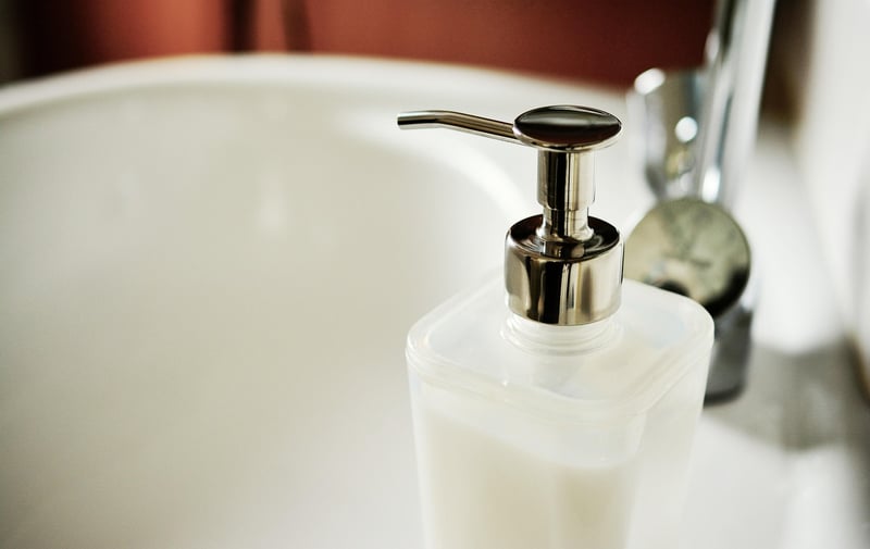 Déboucher un évier sans produit chimique : 3 astuces simples et efficaces en 2026