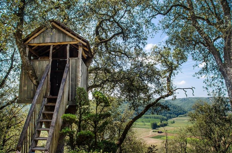 Construire une cabane en bois pour enfants dans le jardin : guide pratique 2026
